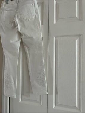White Simply Vera / Vera Wang Crop Jeans with White floral decoration